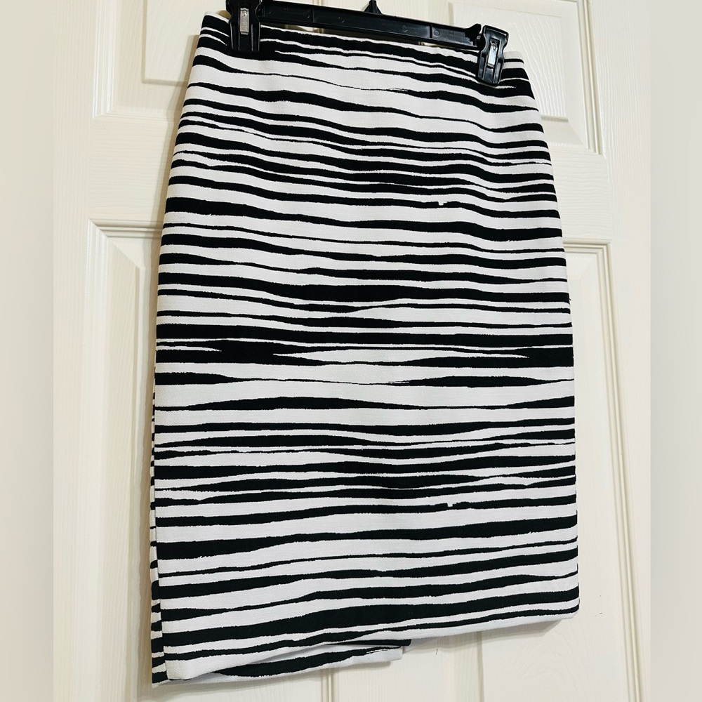 Ann Taylor Zebra Pencil Skirt 0 🖤 - Picture 3 of 10